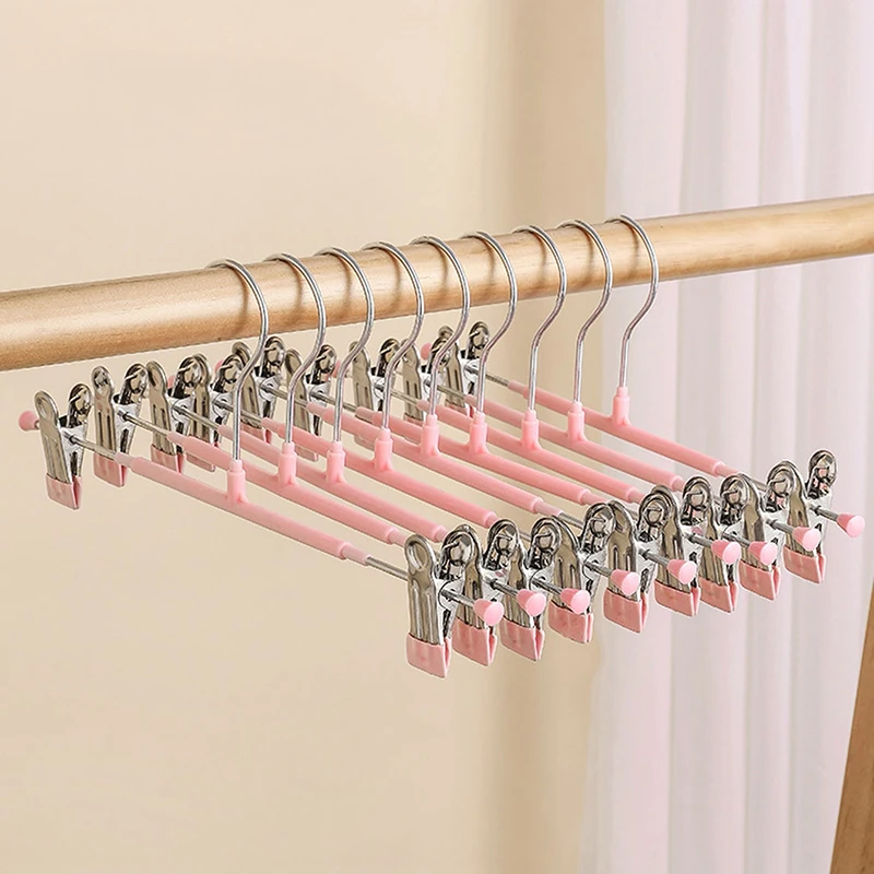 cintres à clips roses